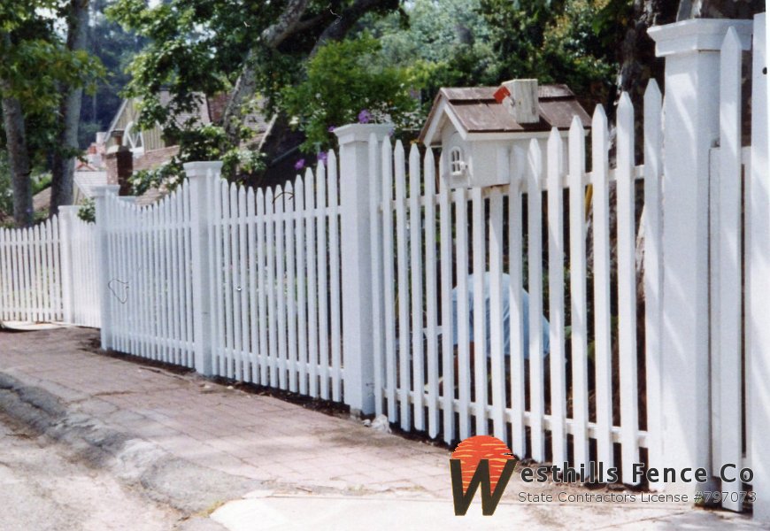 Scoop pointed picket fence
